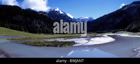 Paesaggio paesaggio fluviale torrente brook prati pascoli meandro riserva naturale Tschingelsee Kiental Oberland O Foto Stock