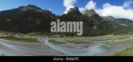 Paesaggio paesaggio fluviale torrente brook prati pascoli meandro riserva naturale Tschingelsee Kiental Oberland O Foto Stock