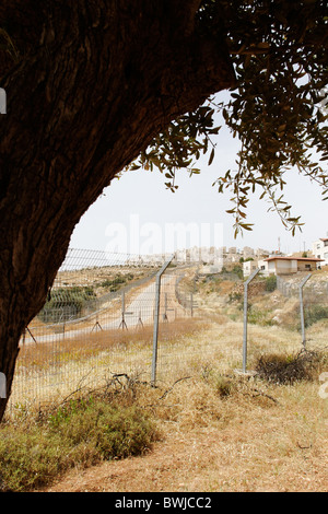 Hilltop insediamento ebraico Har Homa, visto dietro il muro in Cisgiordania, Palestina Foto Stock