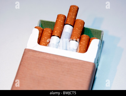 Sigarette può essere venduto nel Regno Unito nella pianura marrone o grigio di pacchetti Foto Stock