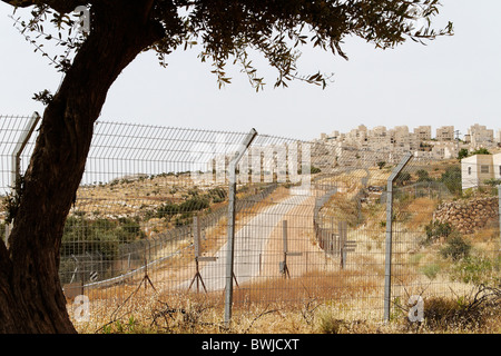 Hilltop insediamento ebraico Har Homa, visto dietro il muro in Cisgiordania, Palestina Foto Stock