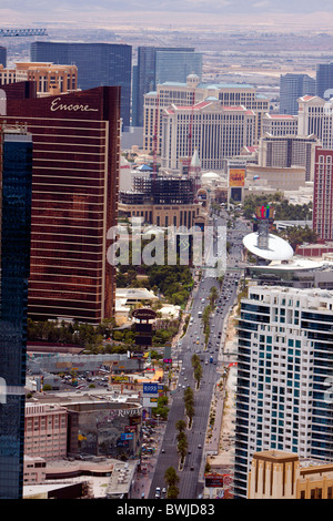 La famosa Strip di Las Vegas in una calda giornata estiva in una vista dall'Stratosphere Tower. Foto Stock