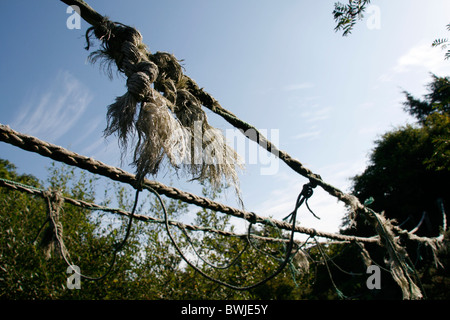 Il vecchio ponte di corde in campo in campagna Foto Stock