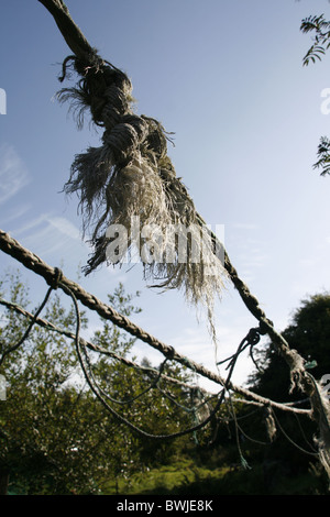 Il vecchio ponte di corde in campo in campagna Foto Stock