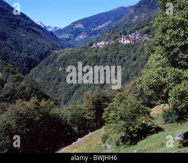Valle Onsernone Valle Onsernone villaggio russo villaggio di montagna paesaggio paesaggio montagne di legno Canton Ticin Foto Stock