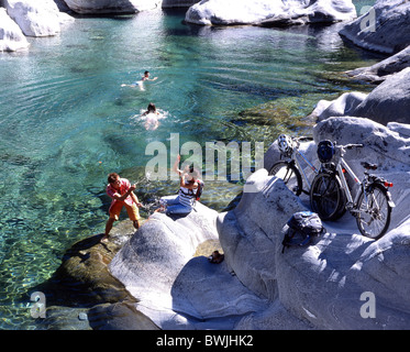 Gruppo di bicicletta fiume Maggia divertimenti balneari scherzo ristoro estate fiume bagno Maggiatal montagne delle Alpi C Foto Stock