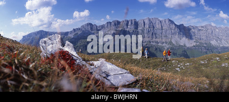 Gruppo escursionista paesaggio paesaggio montagne Fisetenpass-Klausenpass Alpi tempo libero escursioni in montagna escursionismo in precedenza Foto Stock