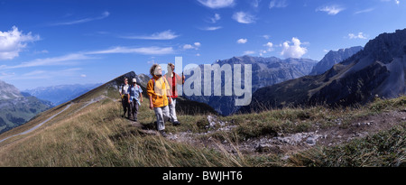 Gruppo escursionista paesaggio paesaggio montagne Fisetenpass-Klausenpass Alpi tempo libero escursioni in montagna escursionismo in precedenza Foto Stock