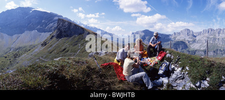 Gruppo escursionista resto picnic food paesaggio paesaggio montagne Fisetenpass-Klausenpass Alpi tempo libero mountain h Foto Stock