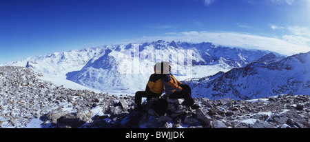 Giovane panorama inverno girovagando Diavolezza dopo la seduta Queder Inverno Winter Walking Escursionismo a piedi mountai Foto Stock