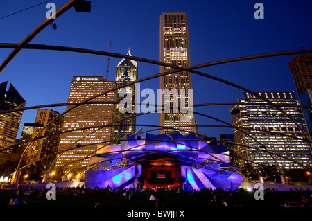 Jay Pritzker Pavilion di Frank Gehry di notte notte formatrice di architettura arte cultura specialità persona crepuscolo tw Foto Stock