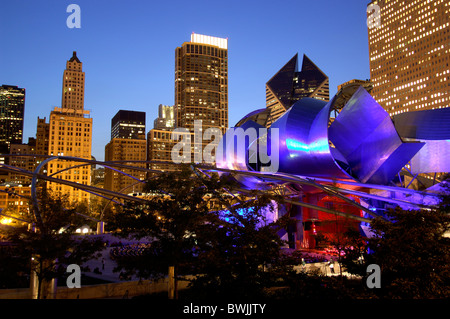 Jay Pritzker Pavilion di Frank Gehry di notte notte formatrice di architettura arte cultura specialità persona crepuscolo tw Foto Stock