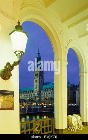 L'Europa, Germania, Amburgo, Alsterarkaden (Alster portici), vista di Amburgo è il municipio Foto Stock