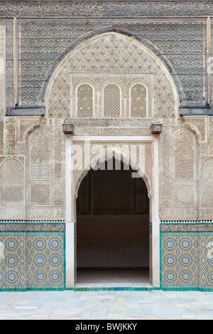 Architettura di interni di una scuola coranica nella Medina, la città vecchia di Fes, Marocco. Foto Stock