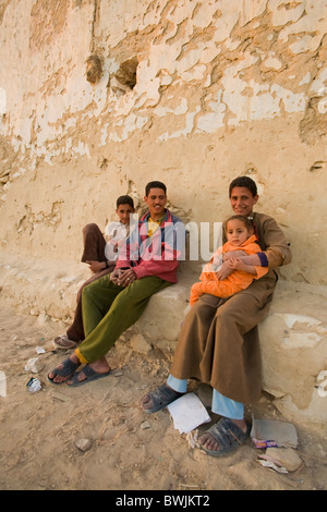 Famiglia di beduini, Qasr al Farafra Village, Farafra oasis, Egitto Foto Stock