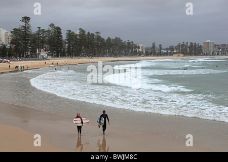 Dopo-lavoro surfisti sulla spiaggia Queenscliff, Manly, Sydney, Nuovo Galles del Sud, NSW, Australia orientale, Oceania Foto Stock