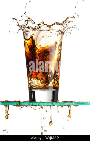 Il cubo di ghiaccio cade in una soda creando una splash Foto Stock