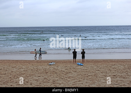 Dopo-lavoro surfisti sulla spiaggia Queenscliff, Manly, Sydney, Nuovo Galles del Sud, NSW, Australia orientale, Oceania Foto Stock