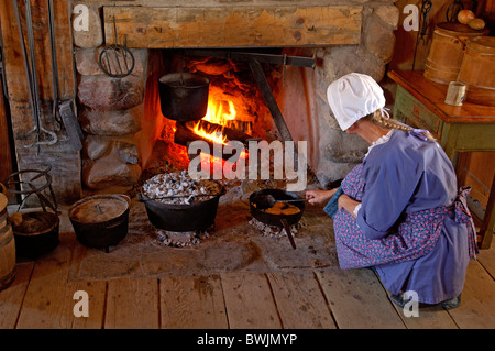 Museo della donna cottura a fuoco la preparazione di ebollizione abitudini alimentari camino camino folklore colono decantatore Colo Foto Stock