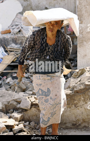 Una donna in un detrito sito di smaltimento, Banguntapan, Indonesia Foto Stock