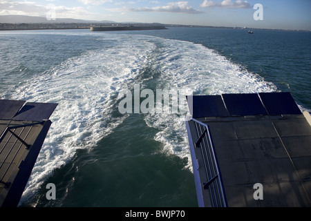 Rampe di Dun Laoghaire holyhead Traghetto in uscita howth harbour al porto di Dun Laoghaire Grigio a Dublino Repubblica di Irlanda Foto Stock