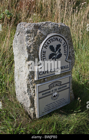 Il National Trust cartello acquistato da Heinz a Cape Cornwall, Cornwall, Inghilterra, Regno Unito (foto scattata da un sentiero pubblico) Foto Stock