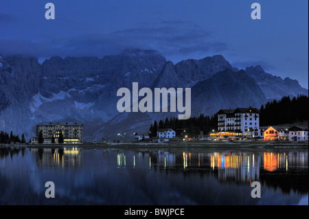 La gamma della montagna Gruppo del Sorapis e alberghi di notte lungo Lago di Misurina ad Auronzo di Cadore, Dolomiti, Italia Foto Stock