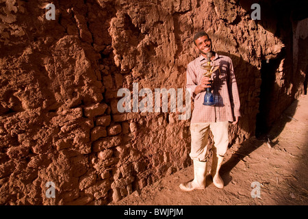 Giovane uomo egiziano con waterpipe, la città vecchia di Mut, Dakhla Oasis, Egitto Foto Stock