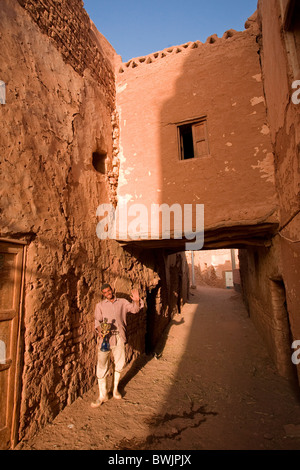 Giovane uomo egiziano con waterpipe, la città vecchia di Mut, Dakhla Oasis, Egitto Foto Stock