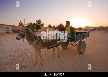 Famiglia di beduini, Qasr al Farafra Village, Farafra oasis, Egitto Foto Stock