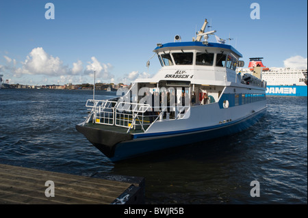 Traghetto sul fiume che attraversa il fiume Göta älv a Gothenburg, Svezia. Foto Stock