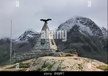 Prima guerra svolsero un memoriale lungo il mountain pass Passo di Gavia nelle Alpi italiane, Lombardia, Italia Foto Stock