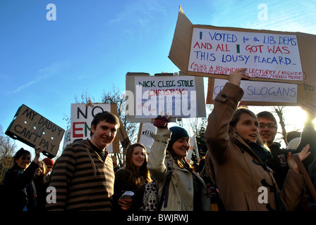 Gli studenti con cartelli per protestare contro l aumento tasse scolastiche, Università di Bristol, Inghilterra Foto Stock