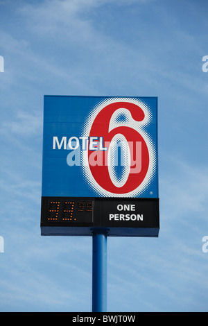 Un Motel 6 segno pubblicità tariffe per $33.99 per notte - STATI UNITI D'AMERICA. Foto Stock