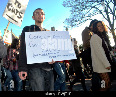 Gli studenti fumano marijuana come protestano a Bristol, Inghilterra Foto Stock