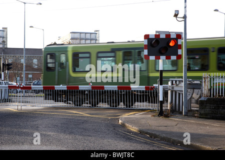 Treno DART andando oltre il livello della strada attraversando fuori Dublino Repubblica di Irlanda Foto Stock