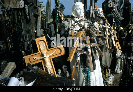 La Lituania. La Collina delle Croci a Tumulo Jurgaicai vicino alla città di Siauliai in Lituania centrale. COPYRIGHT FOTOGRAFIA DI BRIAN Foto Stock