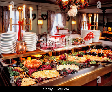 Abbondanza annuale di assortimento a buffet masterizzare candela che brucia le candele di Natale le scelte colore i colori piatto dishe Foto Stock