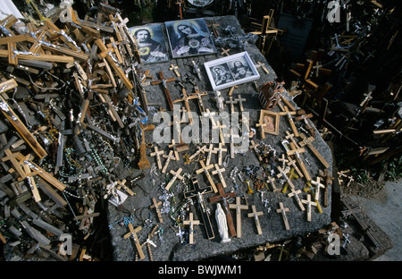 La Lituania. La Collina delle Croci a Tumulo Jurgaicai vicino alla città di Siauliai in Lituania centrale. COPYRIGHT FOTOGRAFIA DI BRIAN Foto Stock