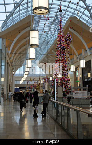 Illumina le decorazioni di Natale in St David's Shopping Centre Cardiff Galles del Sud Foto Stock