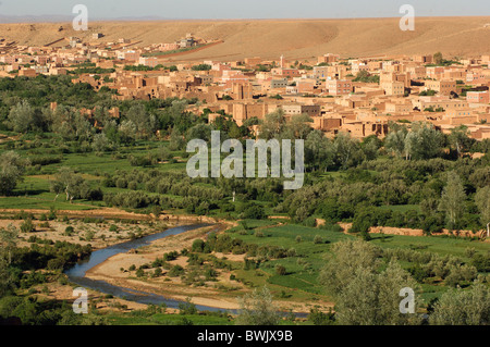 Oasi cittadina città Boumaine Dades Marocco Africa nord Africa deserto Foto Stock