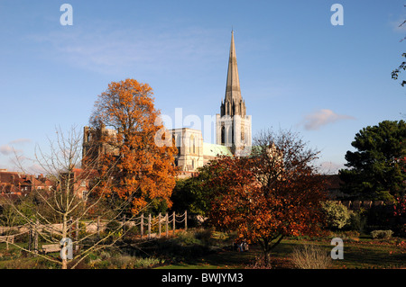 Vista autunnale di Chichester Cathedral dal Palazzo del Vescovo giardini. Foto Stock