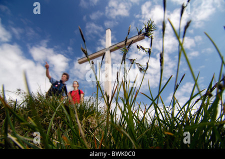 Gli escursionisti in corrispondenza di un vertice di croce all'Allgaeu Alpi, Baviera, Germania, Europa Foto Stock