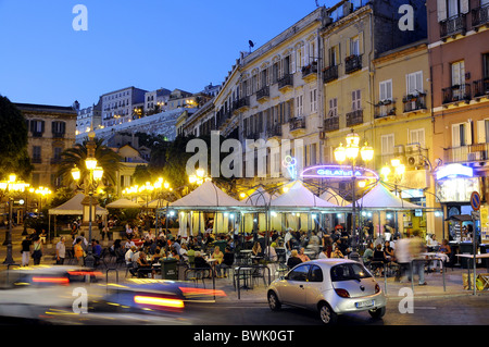 La gente seduta in ristoranti presso la Piazza Yenne in serata, Marina trimestre, Cagliari, Sardegna, Italia, Europa Foto Stock