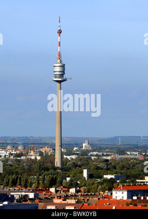 Donauturm torre o Torre del Danubio a Vienna, in Austria Foto Stock