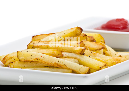 Fatti a mano deliziose patatine fritte sulla piastra su sfondo bianco Foto Stock