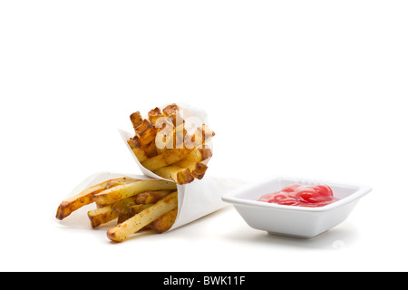 Due pacchi di fatto in casa patate fritte con ketchup su sfondo bianco Foto Stock