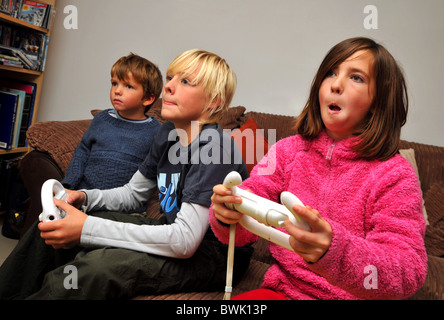 Wii, bambini che giocano su Wii gioco per computer Foto Stock