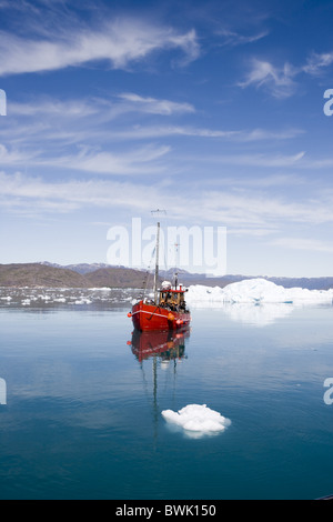 Barche da pesca sulla gita turistica nella parte anteriore di iceberg al fiordo di Qooroq, Narsarsuaq, Kitaa, Groenlandia Foto Stock