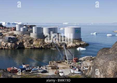 Serbatoi di olio in entrata del porto, Ilulissat (Jakobshavn), baia di Disko, Kitaa, Groenlandia Foto Stock